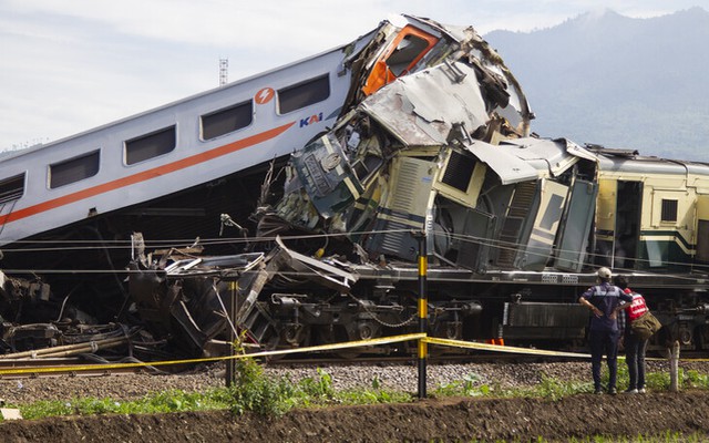Thảm kịch 2 tàu hỏa đâm nhau tại Indonesia: Số người thiệt mạng tăng gấp đôi, gấp rút tìm kiếm nạn nhân trong đống đổ nát