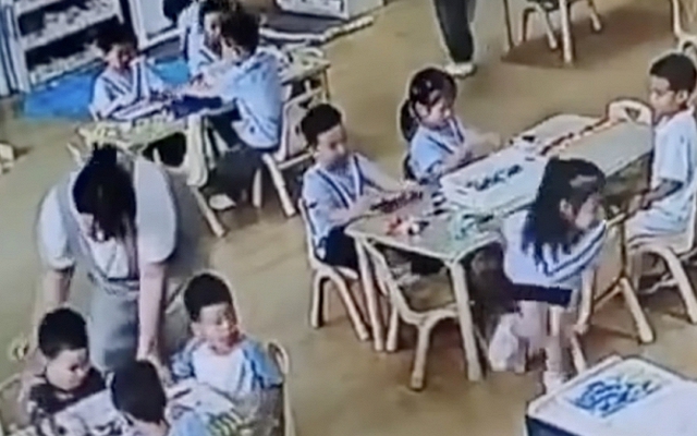 Hành động “lạ” của bé gái với cô giáo đang mang bầu gây "bão" MXH Việt: Cha mẹ em hẳn rất tử tế!