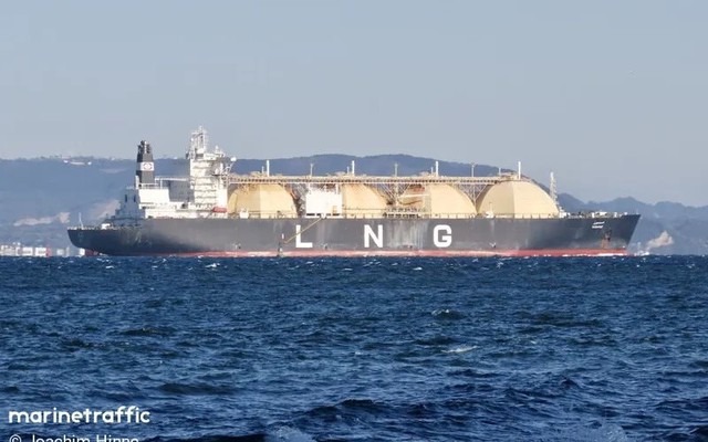 TIn vui từ eo biển Hormuz: Lô hàng LNG đầu tiên 'thông chốt' thành công, điểm đến là quốc gia sát vách Việt Nam