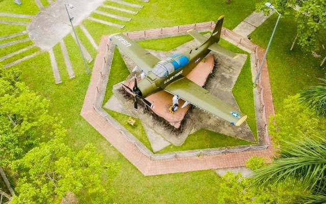 Sân bay quốc tế đầu tiên của Việt Nam được xây dựng ở đâu?