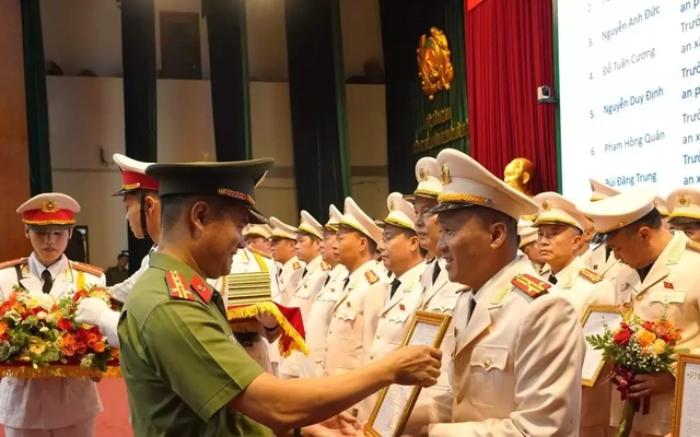 146 cán bộ Công an Hà Nội được thăng cấp bậc hàm thượng tá