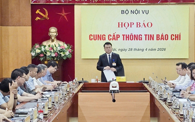 SẮP XẾP BỘ MÁY: Bố trí công chức, viên chức theo vị trí việc làm; cải cách chính sách tiền lương khu vực công