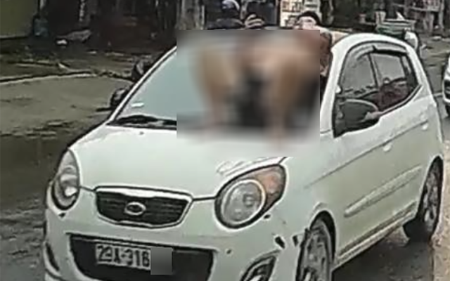 Xác minh clip người đàn ông cởi trần nằm trên nắp capo ô tô đang chạy ở Hà Nội