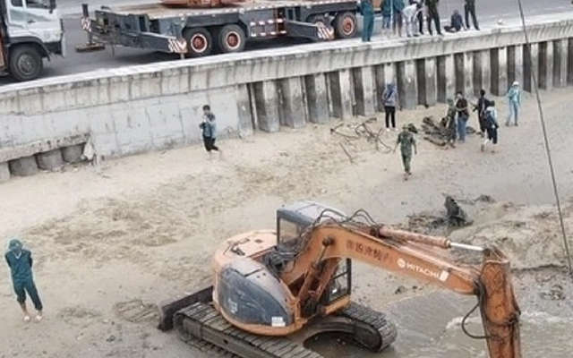 Bất ngờ phát hiện nhiều vũ khí khi trục vớt xe tăng tại bãi biển Quy Nhơn