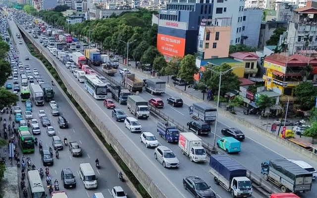 Cửa ngõ Hà Nội 'nghẹt thở', dòng người nhích từng mét rời Thủ đô nghỉ lễ 30/4