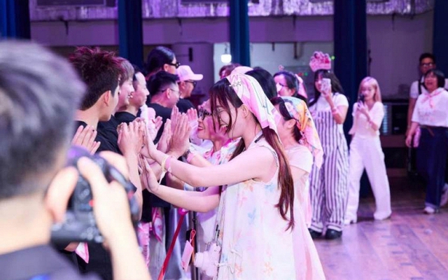 Hình ảnh Nhà Trẻ của thủ lĩnh Đinh Tiến Đạt gặp gần 800 fan tại Cung Thiếu nhi trước ngày "tốt nghiệp"