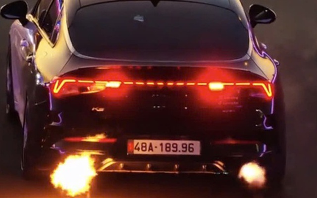 Vụ xe con phun lửa khi đang chạy trên đường gây xôn xao dư luận: Tài xế vi phạm 5 hành vi