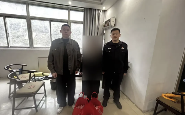 Thu giữ 3 chiếc điện thoại, hơn 4,7 tỷ đồng tiền mặt trong vali và bắt khẩn cấp 1 người