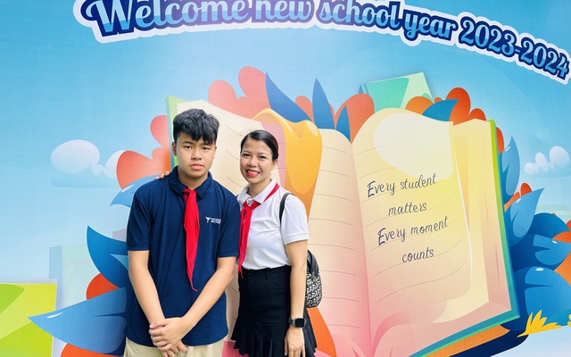 Con bị từ chối vào lớp 1 trước ngày khai giảng, mẹ chọn con đường khiến tất cả cảm phục