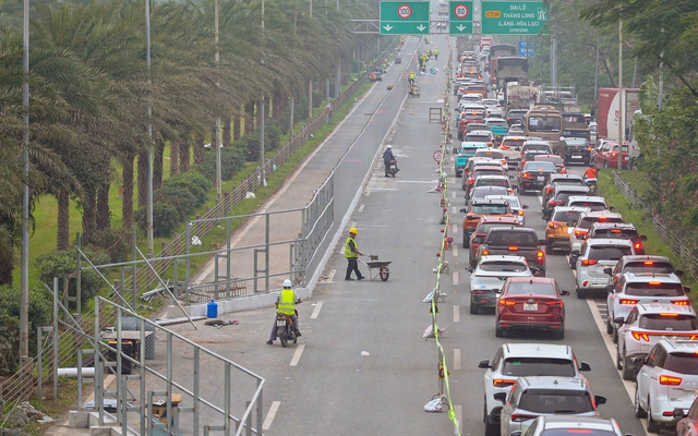 Rào chắn thi công metro số 5, Đại lộ Thăng Long tắc dài