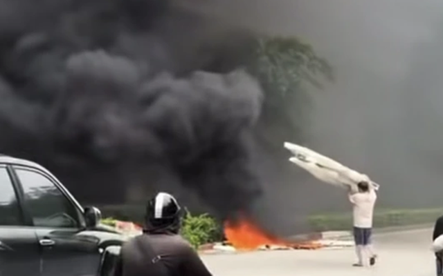 Xử phạt người đốt rác khói đen bao trùm cầu Thăng Long