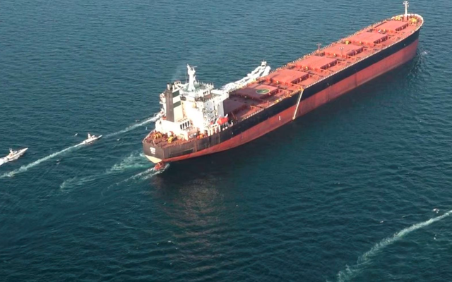 Tưởng cập cảng Ấn Độ lần đầu tiên sau 7 năm, tàu chở 600.000 thùng thùng dầu Iran đột ngột quay đầu giữa biển, đi thẳng đến nước khác