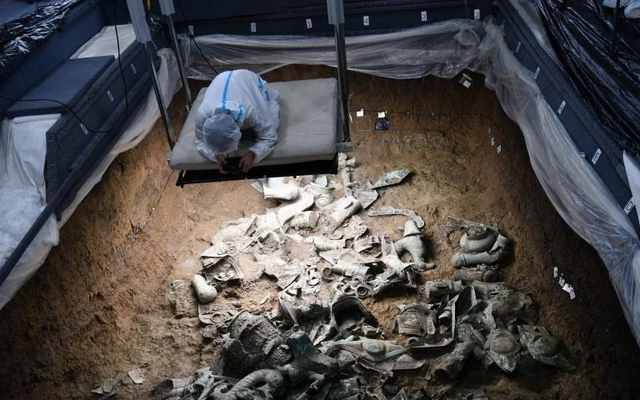 Đào hố tế lễ Tam Tinh Đôi, chuyên gia tìm thấy vũ khí 3.000 tuổi nằm thẳng đứng: Dấu vết ngoài hành tinh?