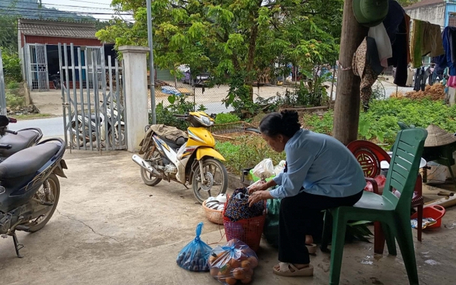 Nhìn mẹ tôi mang đồ quê lên biếu thông gia và phản ứng vô tư của bố mẹ chồng làm tôi trào nước mắt