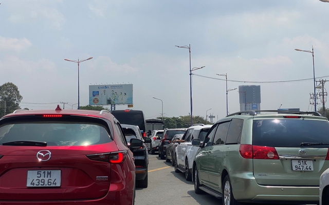 Kẹt xe hơn 10 km ở TP.HCM, phương tiện rồng rắn xếp hàng giữa nắng nóng