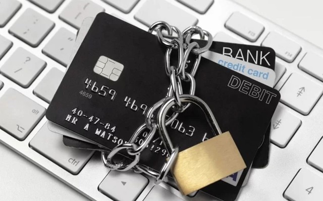 Trong tháng 5, ngân hàng sẽ "khóa" toàn bộ giao dịch chuyển khoản, nạp rút tiền online đối với những khách hàng này