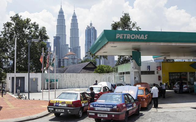 Để có giá xăng 13.000 đồng, láng giềng Việt Nam đang tốn gần 1 tỷ USD mỗi tháng