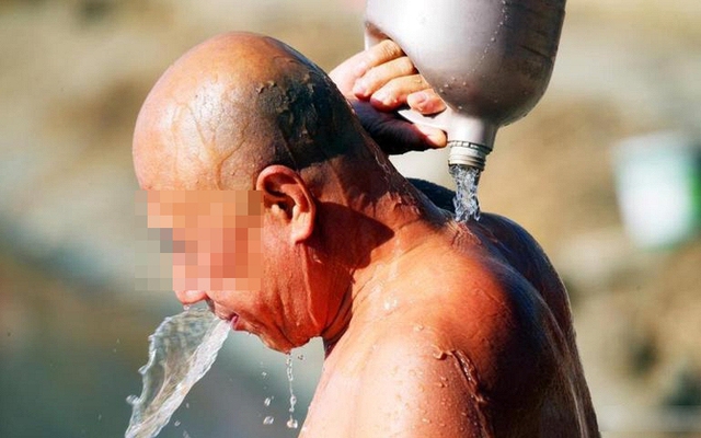 Người đàn ông 58 tuổi tử vong sau khi tắm, bác sĩ nhắc nhở 3 nhóm người không nên tắm bồn