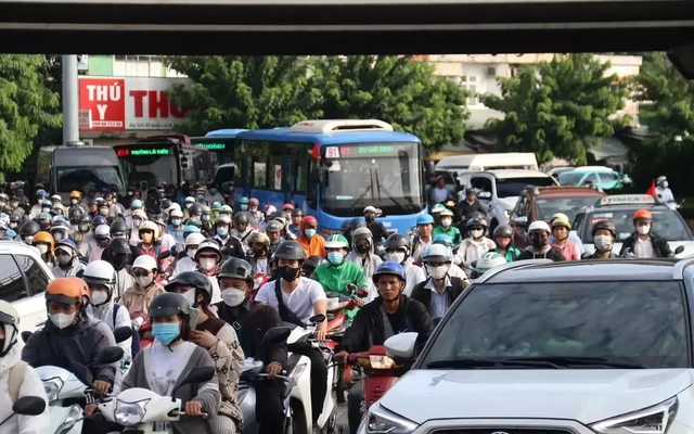 TPHCM miễn phí xe buýt: 'Cú hích' để người dân rời xe cá nhân?