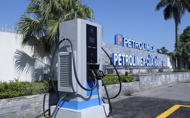 Bán gần 20 triệu tấn xăng dầu, doanh thu của Petrolimex vẫn thua xa Vingroup?