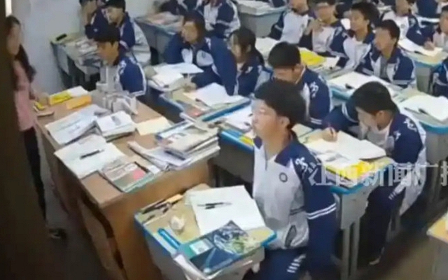 Tấm bảng đen bất ngờ đổ ụp xuống lưng cô giáo, phản ứng vô thức của 2 nam sinh CÁ BIỆT khiến cô giáo 4 năm sau vẫn khóc!