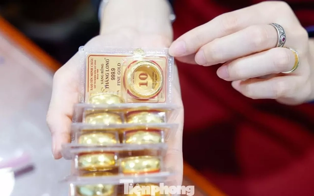 Vì sao giá vàng thế giới giảm, trong nước tăng?