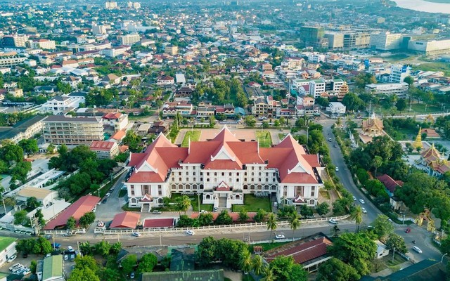 Chỉ một tháng tại nước giáp Việt Nam: Giá xăng tăng 80%, điện tăng 115%, nước tăng 43,7%