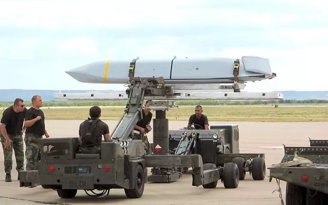 Mỹ dồn hầu hết tên lửa hành trình tàng hình JASSM-ER tới Iran