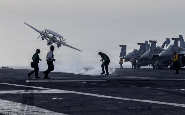 Mỹ giải cứu phi công: Iran bắn hạ trực thăng Black Hawk và máy bay C-130