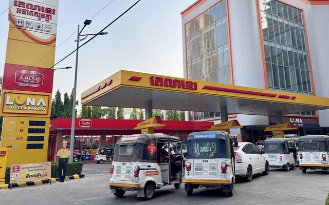 Giá nhiên liệu tại Campuchia tăng gấp đôi, hiện vượt 53.000 đồng/lít