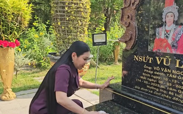 Nữ NSƯT từ Hà Nội về, sáng sớm vội ra mộ Vũ Linh gấp, nói 1 điều