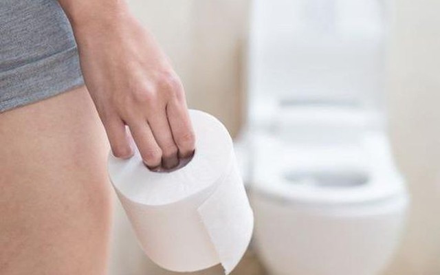 Ngồi xổm hay lót giấy cũng “vô dụng”? Sự thật về nhà vệ sinh công cộng khiến ai cũng giật mình