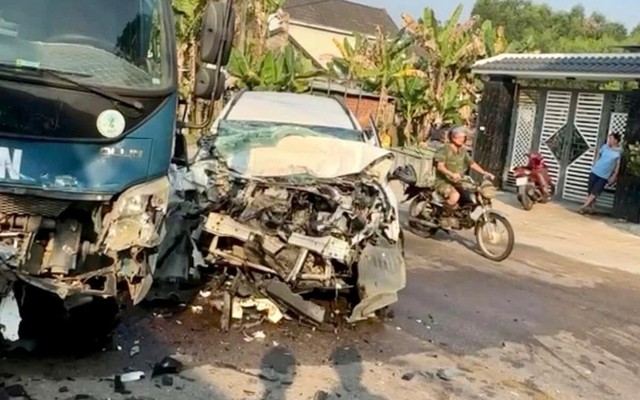 Xe tải va chạm ô tô ở Đà Nẵng, 4 người thương vong