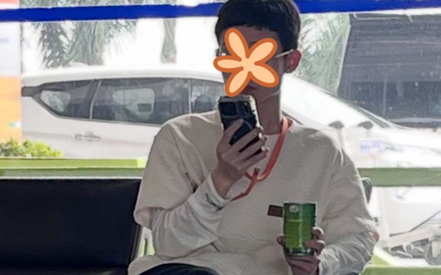 Anh trai nước ngoài cầm lon giải khát ở sân bay Nội Bài, zoom cận thì hết hồn: "Là ai đã bán cho anh thứ này?"