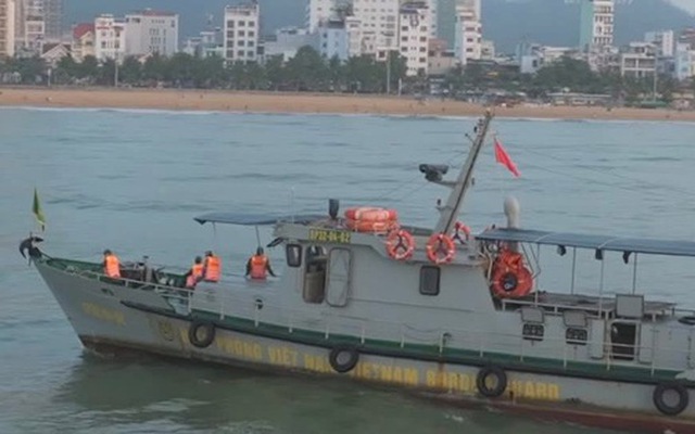 Huy động tàu cá thả lưới tìm nam sinh lớp 12 mất tích trên biển Quy Nhơn