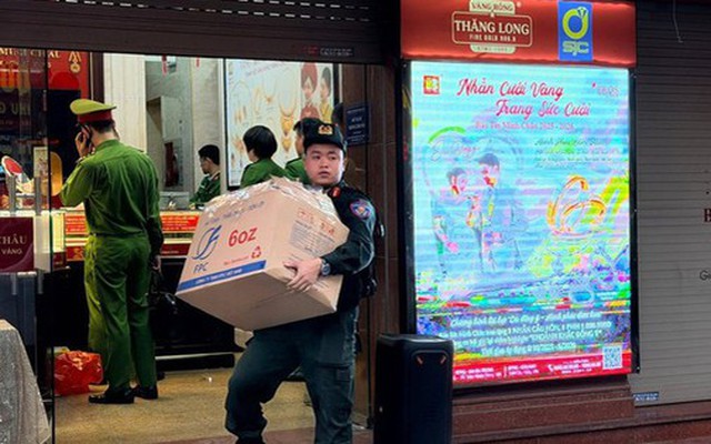 Khởi tố vụ án tại Bảo Tín Minh Châu: Công an thu giữ 23,3 tỷ đồng tiền mặt, 7 quyển sổ đỏ cùng lượng lớn kim loại màu vàng, bạc