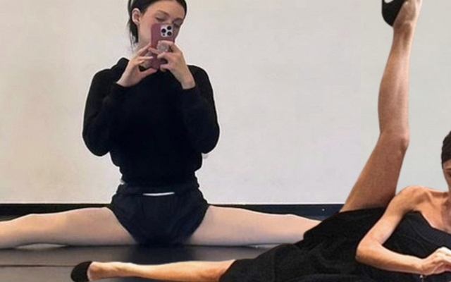 Victoria Beckham xoạc chân 90 độ, con dâu ngổ ngáo xoạc gấp đôi: Hơn thua nhau đến cỡ này rồi?