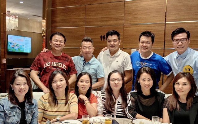 Họp lớp được hỏi lương, tôi định nói 190 triệu đồng/tháng thì vợ ra hiệu trả lời “20 triệu”: Nhận lại sự thờ ơ từ các bạn nhưng hài lòng