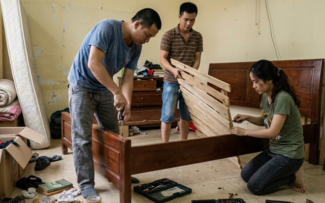 Đi làm về, tôi điếng người khi thấy các em chồng đang tháo tung giường của mẹ: Chưa từng thấy cảnh nào đau lòng hơn
