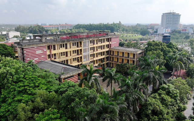 Ngôi trường trung cấp từng đào tạo 5.000 học sinh mỗi năm, 10 năm không khai giảng, giáo viên phải đi phụ hồ mưu sinh