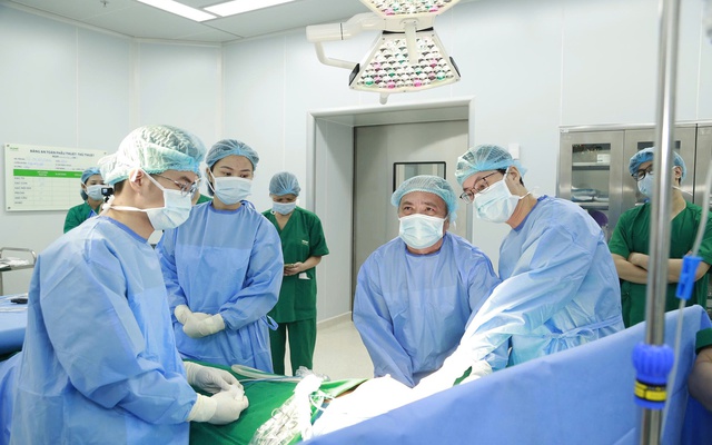 Bác sĩ Việt có 1 kỹ thuật mổ được thế giới tôn vinh: Hàn Quốc, Singapore, châu Âu đến học