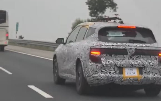 SUV mới toanh của VinFast lăn bánh trên đường