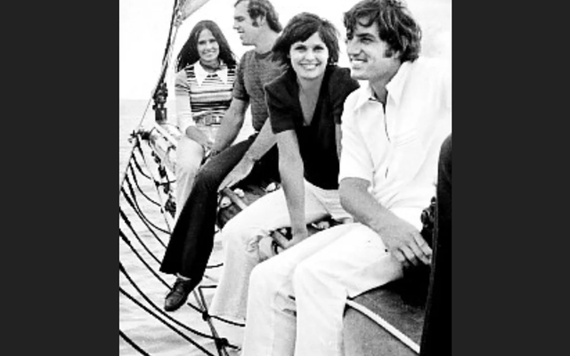 Chuyện thật như đùa: Hai cầu thủ nổi tiếng mở họp báo công khai... đổi vợ cho nhau, mang theo cả con cái lẫn chó cưng sang nhà mới!