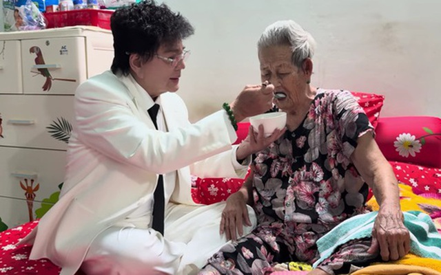 Nam danh ca 67 tuổi tự tay đút cháo cho mẹ ruột 92 tuổi