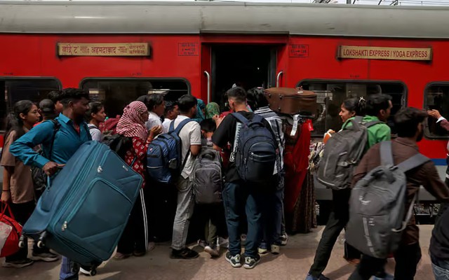 Cảnh tượng như thời Covid-19 bao trùm lên Ấn Độ, hàng trăm nghìn đổ về các nhà ga, rời thành phố