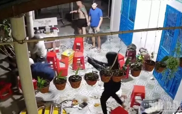 Truy bắt nhóm đối tượng xông vào nhà dân, cầm vật giống súng bắn người