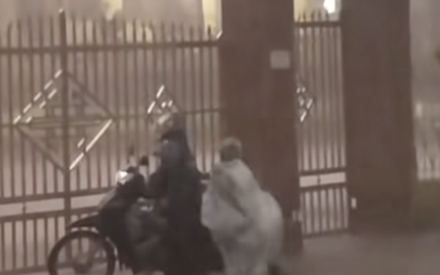 Đoạn video chiếc áo mưa rơi giữa giông bão khiến cư dân mạng Việt Nam xuýt xoa: Cả tuổi thơ chỉ mong có cảm giác này!