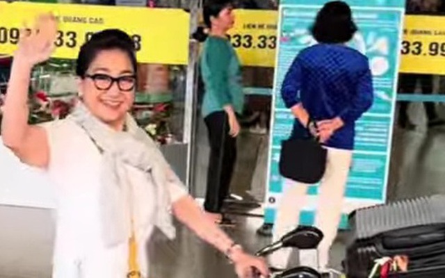 Nữ NSƯT U70 ra sân bay về lại Mỹ, phải tự đẩy hành lý 1 mình