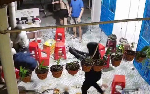 CLIP: Truy bắt nhóm đối tượng nghi nổ súng bắn vào những người đang nhậu ở Đồng Tháp