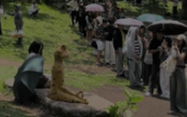 Giới trẻ xếp hàng ở Thảo Cầm Viên chụp ảnh với ếch ngồi thiền và loạt thú hoá đá: Tất cả là từ Sơn Tùng M-TP!